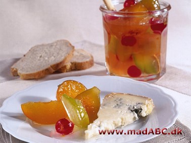 Mostarda betyder sennep på italiensk. Og italienerne laver en vidunderlig frugtsennep af frugt, der sejler i honning, krydret med sennepsfrø