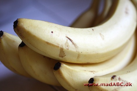 Bananbåde, der er en slags banansalat serveret i bananskælles, marineres i sukker og citronsaft. hertil tilføres æbler og appelsin, der fuldende salaten. Server desserten med flødeskum. 