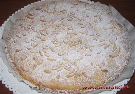 Prøv Torta della nonna, eller på dansk: Bedstemors kage. Det er en lækker tærte med creme af blandt andet citron og pinjekerne. Kagen stammer oprindeligt fra Toscana i Italien. 