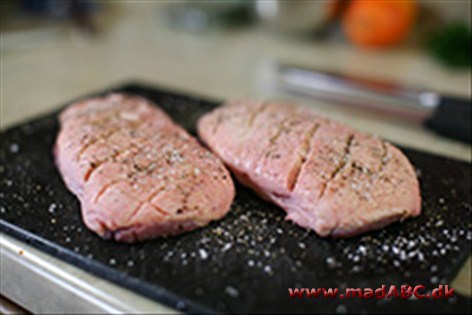 Prøv denne opskrift på berberiand -andebryst- med tilbehør i form af kartofler, rødkål og broccoli. Berberiæder opdrættes oftest i Frankrig og er et lækket stykke kød, der er nemt at stege. 
