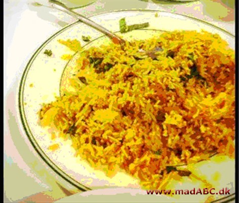 Biryani er en delikat krydret lammeret med ris og kartofler. Retten er let at lave og smager dejligt blandt andet på grund af de mange lækre krydderier. Velbekomme, 