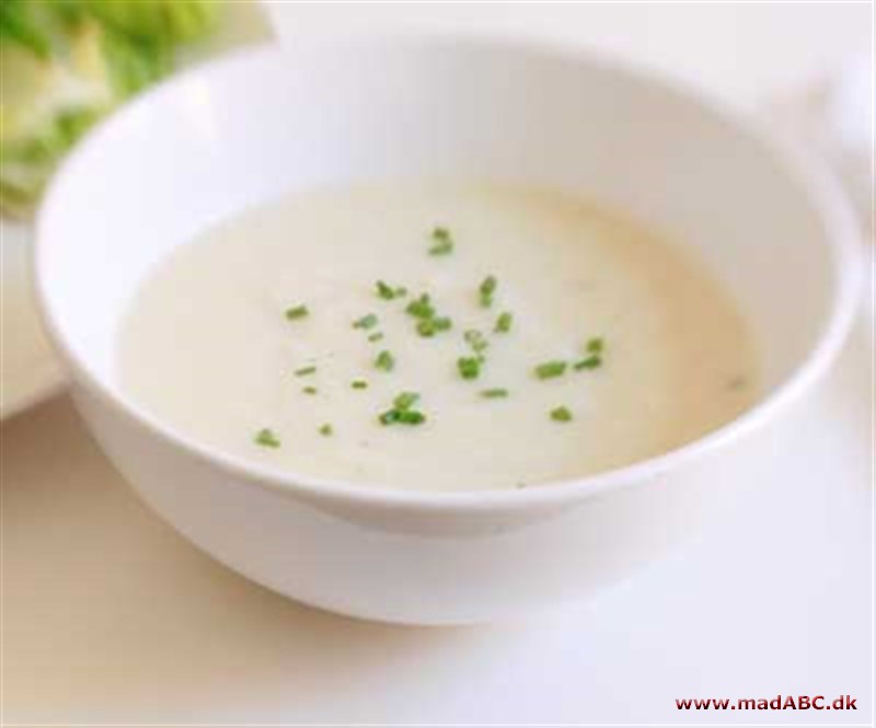 Blomkålssuppe er heldigvis en dejlig let og lækker suppe. Den kan laves på flere måder med mange forskellige ingredienser. Her laves den blandt andet med kørvel. Perfekt til aftensmaden. 