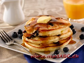 Pandekager smager dejligt, og blåbær kan næsten kun gøre padekagerne bedre. Her er opskriften på nogle lette men lækre pandekager. Perfekt til brunch, eller morgenmad på sengen. 