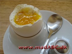 Sådan et blødkogt æg smager bare dejligt om morgenen. Og det er faktisk super let at lave. Blødkogte æg skal nemlig koge i 4-5 minutter. 