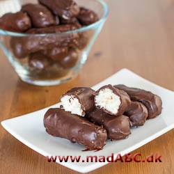 Bounty er en lækker chokoladebar med kokos. Og her er opskriften på at lave chokoladerne helt fra bunden. De er lette at lave, så børn kan også være med. Perfekt til familiehyggen. 