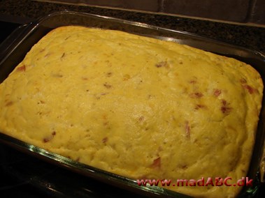 Æggekage er en dejlig nem og hurtig ret til aftensmad eller frokost for hele familien. I denne opskrift bages æggene i oven med blandt andet ost og mælk. Let men lækkert. 