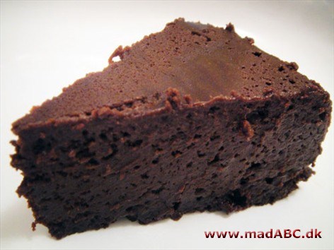 Få opskriften på chokoladekagen fra den berømte The River Café. “Uuuh, den er god. Den er helt uden mel, men det kræver, at 