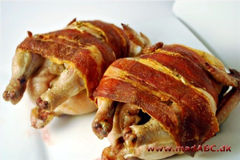 Cornish hen er det amerikanske udtryk for en poussin - der er en form for lille kylling. Her bliver poussinerne bagt i ovnen sammen med blandt andet bacon og orangemarmelade.