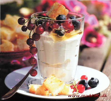 Græsk yoghurt med frisk frugt og citroncroutoner