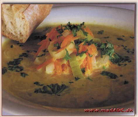 Suppen serveres rygende varm evt. med lækre, grove hvedebrød til. Der kan evt. tilsættes en rest skinke eller hamburgerryg i tern. Nem, billig og sund. 