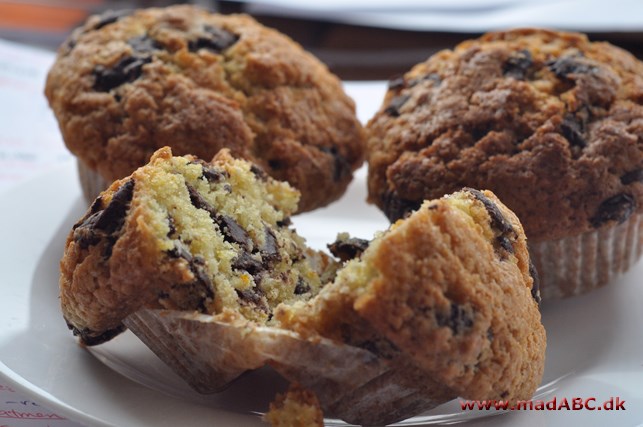 Disse muffins med kun 17 % fedt er lette og hurtige at lave. Muffins er en lækker snack eller let dessert. Disse muffins er med mørk chokolade og pærer. 