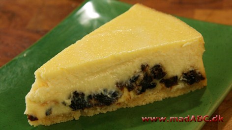 Ostkage, eller cheesecake på engelsk, findes i mange spændende varianter. Her er den lavet med svesker. Kan serveres både lun eller kold og drysset med flormelis. 