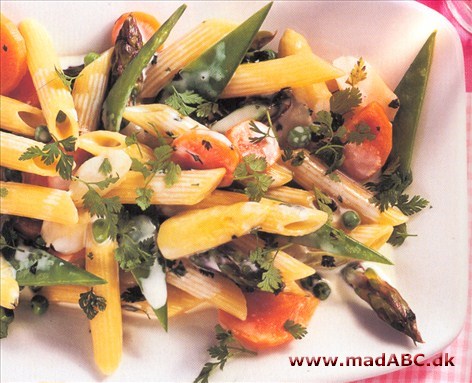 Friske asparges, spæde sukkerærter og gulerødder, ærter og aromatisk kørvel forvandler pastaen til en forårspasta.
