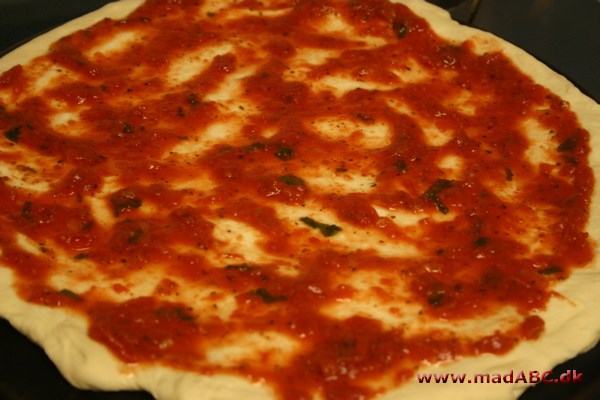 Her er opskriften på en lækker vegetarisk pizza med hjemmelavet bund, tomatsauce og ost med nødder. Perfekt til den hurtige men lækre aftensmad til hele familien. 