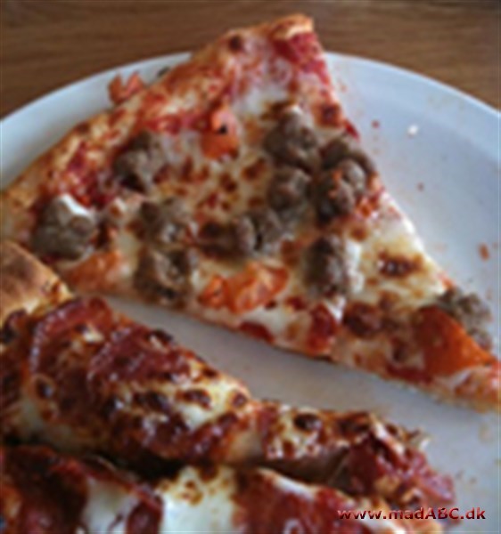 Prøv denne opskrift på pizza med oksekød. Pizzaen er hurtigt og nem at lave til aftensmaden eller måske frokost. En rest kødsauce fra dagen før kan også let bruges.   