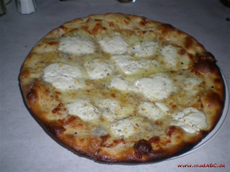Hvis du ikke er til kød, eller elsker smeltet ost, så prøv denne pizza med to slags ost i form af ricotta og gorgonzola. Pizzaen er nem og hurtig at lave, og passer måske godt til den travle familie. 