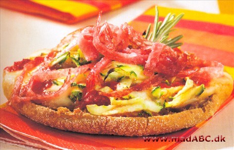 Lige så hurtigt som pizzaerne er blevet belagt med courgetter, mozzarella og salami, lige så hurtigt er de også bagt færdige i ovnen 