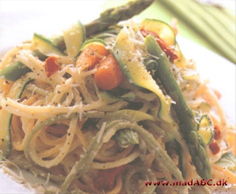 Spaghetti med grønsager og flødesauce