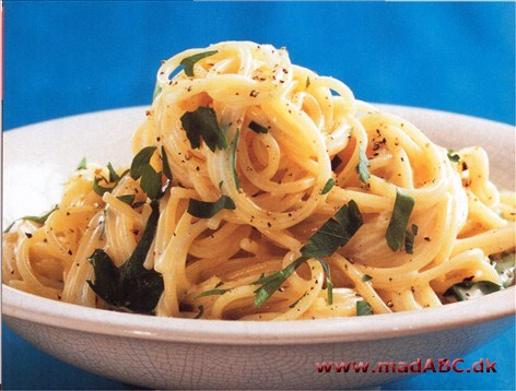 Præcist afstemt og særdeles delikat: En mild mascarpone, en aromatisk gorgonzola og en pikant parmesanost svøber sig omkring skinken og spaghettien 