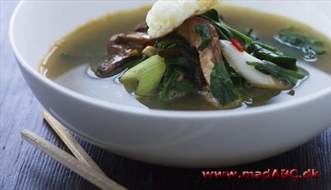 Suppe med spinat, svampe og vagtelæg