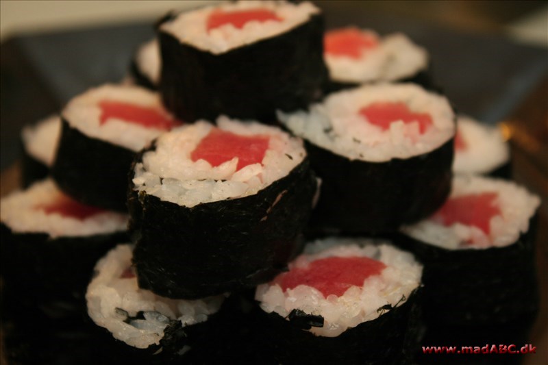 Sushi kan laves på mange måder. Her laves makiruller med grøntsager og tun og krabbe. Lav gerne forskellige ruller. Og så skal der selvfølgelig servers Soya, wasabi og syltet ingefær til. Velbekomme