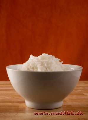Man kan naturligvis ikke lave sushi uden sushiris, så her er en forholdsvis tilgængelig opskrift. Brug risene til at lave nigiri, maki-ruller og så videre med for eksempel laks eller tun.   