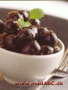 På spansk hedder retten Aceitunas aliñadas. Kort fortalt, er det marinerede oliven. Denne ret er perfekt som tapas. Med lav den i god tid, da den skal på køl inden servering. 