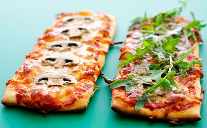 Pizza med champignon og pesto