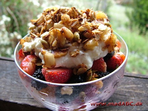 Abemad med råcreme Frugtsalat med råcreme er en ret som de fleste kender som Abemad. Dette er en let dessert, som alle kan lave.