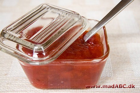 Abrikos-blommemarmelade Abrikos-blommemarmelade er en spændende og smagfuld marmelade som går godt ost.