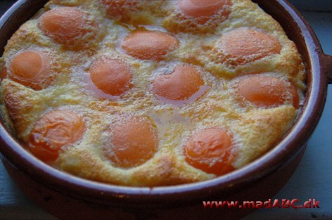 Abrikos Clafoutis En dejlig abrikos tærte, som er let at lave og passer til en dejlig sommeraften på terrassen.