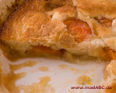 Abrikosdessert En af sødere desserter, med alle de gode indgrediensser som makroner og fløder. denne dessert er en sand vinder ved ethvert middagsselskab.