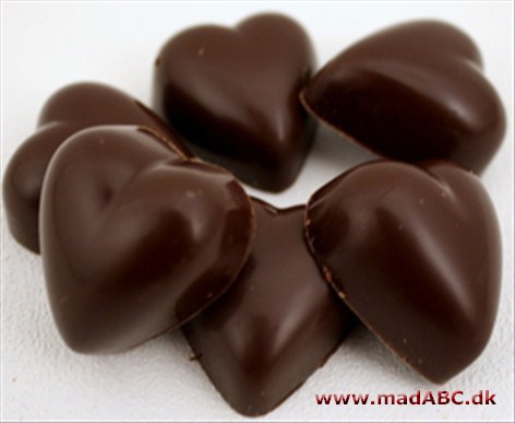 Abrikoshjerter Abrikoshjerter er en god lille chocolade bid til kaffen eller bare som petit fours.
er forholdvis let at lave og koster ikke det store.