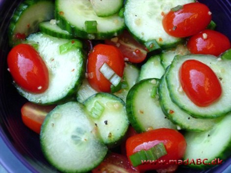 Denne friske salat er et glimrende tilbehør til praktisk talt alle måltider, men egner sig især til Kebab og Tandoori Murgh. 

