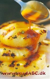 Ananas med grønne peberkorn og orangekaramel Ananas med grønne peberkorn og orangekaramel