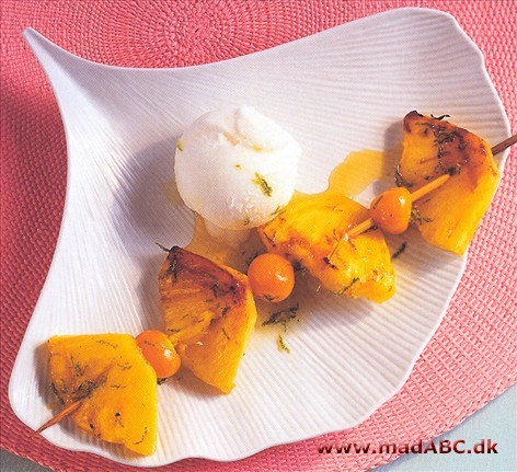 Her er en dessert, som du kan blive berømt på: varm ananas, karamelliseret med honning og serveret med is 