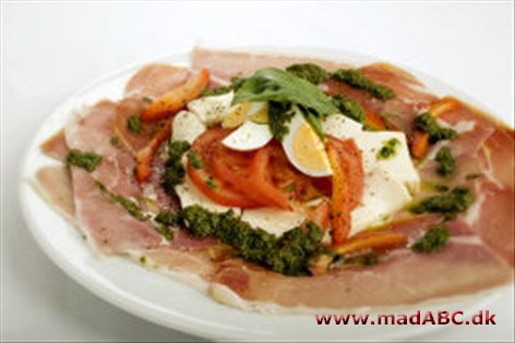 Antipastosalat med basilikumdressing Antipastosalat med basilikumdressing