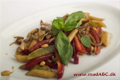 Asiatisk pastasalat Asiatisk pastasalat