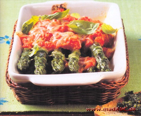 Grønne asparges er meget populære i Italien. Dernede serverer man dem helst med en frisk tomatsauce og basilikum. Til 2 på kun 35 minutter. 