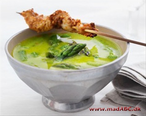 Aspargessuppe, Mørbradbøffer og Æggelikørsnitter Aspargessuppe med sprødstegt karrykylling, Mørbradbøffer med rabarber og kagen til alle de mange kvinder (og mænd), der har en hemmelig svaghed for æggelikør