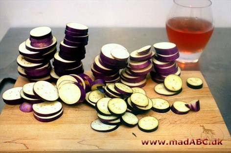 Aubergine med ymer Aubergine med ymer