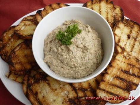 Babaganoush Babaganoush er en ret fra Mellemøsten med aubergine. Bruges som dip eller tilbehør til brød.