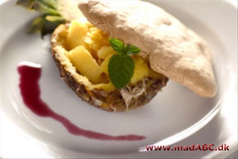 Babyananas med marengs Spændende dessert med ananas og marengs, der er let at tilberede.