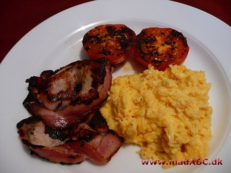 En nem og hurtig måde at lave den klassiske bruch ret med æg og bacon. Her også med tomat. 
