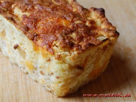 Baconbrød med skalotteløg Lækkert brød med bacon, der kan spises for sig selv som snack eller serveres som tilbehør til hovedretten.