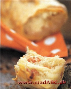 Baconbrød til picnic Perfekt tilbehør til en picnic, men den røgende smag af bacon gør, at brødet næsten i sig selv er et helt måltid.