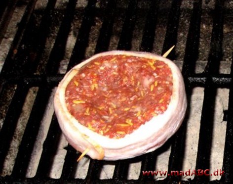 En klassisk bøf med bacon, der er enkel og hurtig at lave. Her har retten grøntsagsmos som tilbehør. 