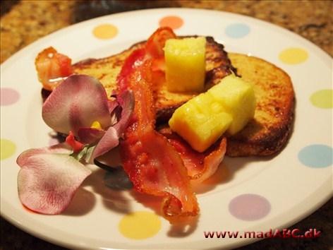 Bacontoast med ananas En toastret, der på sin vis minder om retten armeriddere. Her serveres den dog med bacon og ananas, stegt på panden. God til søndagsmorgenmaden eller brunch.