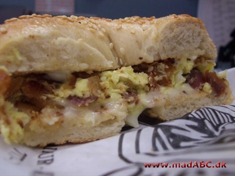 Bagel med æg og bacon Denne bagel med æg, bacon og flødeost kan spises som morgenmad, eller til frokosten. Er simpel at lave, men smager dejligt.