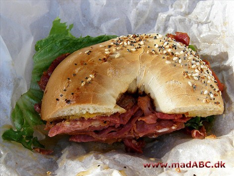 Bagels med pastrami og salat